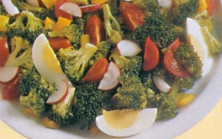 Insalata di pasta appetitosa con verdure e prosciutto cotto