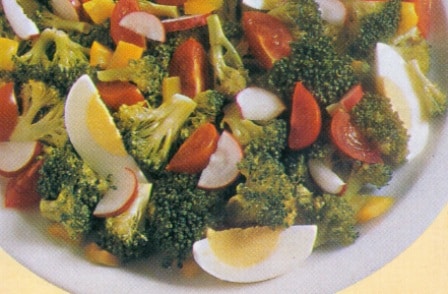 eatmEEE.com insalataverduova1 Insalata mista con verdure e uova sode Ricette vegetariane  uova senape ravanelli insalata broccoli 